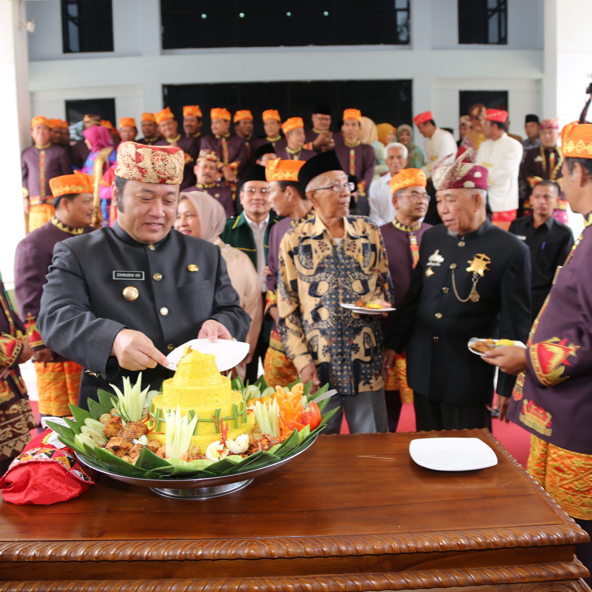 Bupati Lamsel DR. H. Zainudin Hasan, M.Hum Memotong Nasi Tumpeng Usai Rapat Paripurna Istimewa dalam Rangka Memperingati HUT Provinsi Lampung ke 52