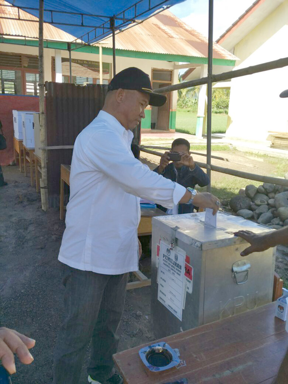 Bupati Lambar Drs Mukhlis Basri mencoblos di TPS 1 pekon Sri Mulyo kecamatan Bandar Negeri Suoh