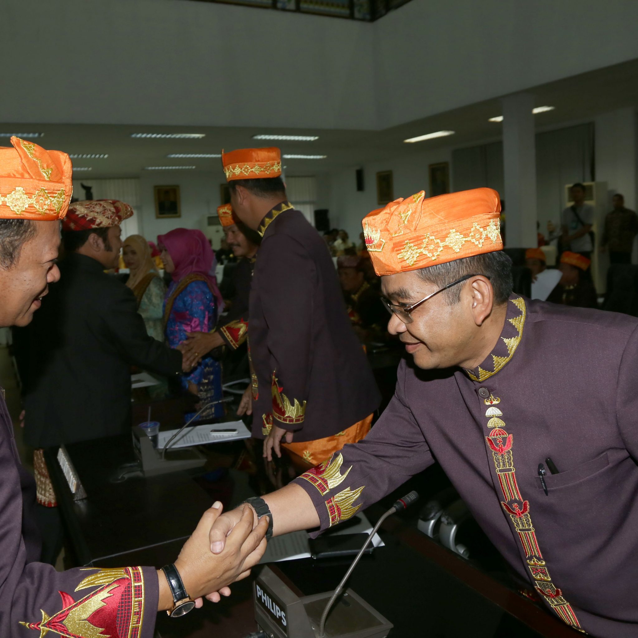 Ketua DPRD Lampung Selatan Hendry Rosadi bersalaman dengan sejumlah anggota DPRD setempat