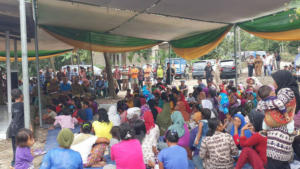Rombongan Komis A DPRD Kabupaten Lampung Selatan, Bersama Wakil Bupati saat berdialog bersama masyarakat, senin (30/5/16). 