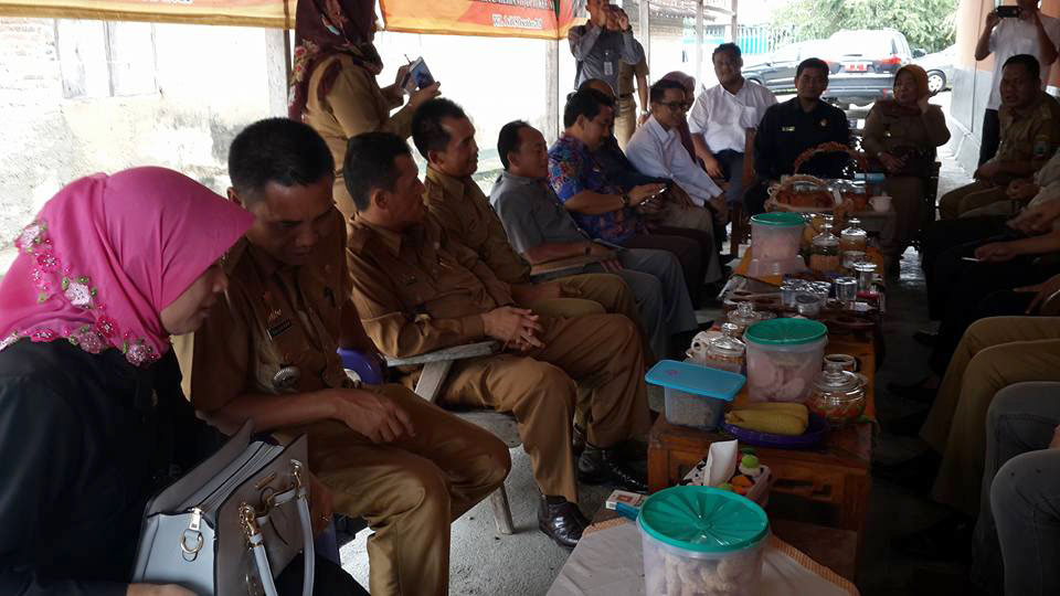 Komisi A Dewan berdialog bersama Camat Natar Kabupaten Lampung Selatan, pada saat Kunjungan Kerja (Kungker) Dalam Daerah Komisi A Bersama Wakil Bupati Nanang Ermanto, senin (30/5/16)
