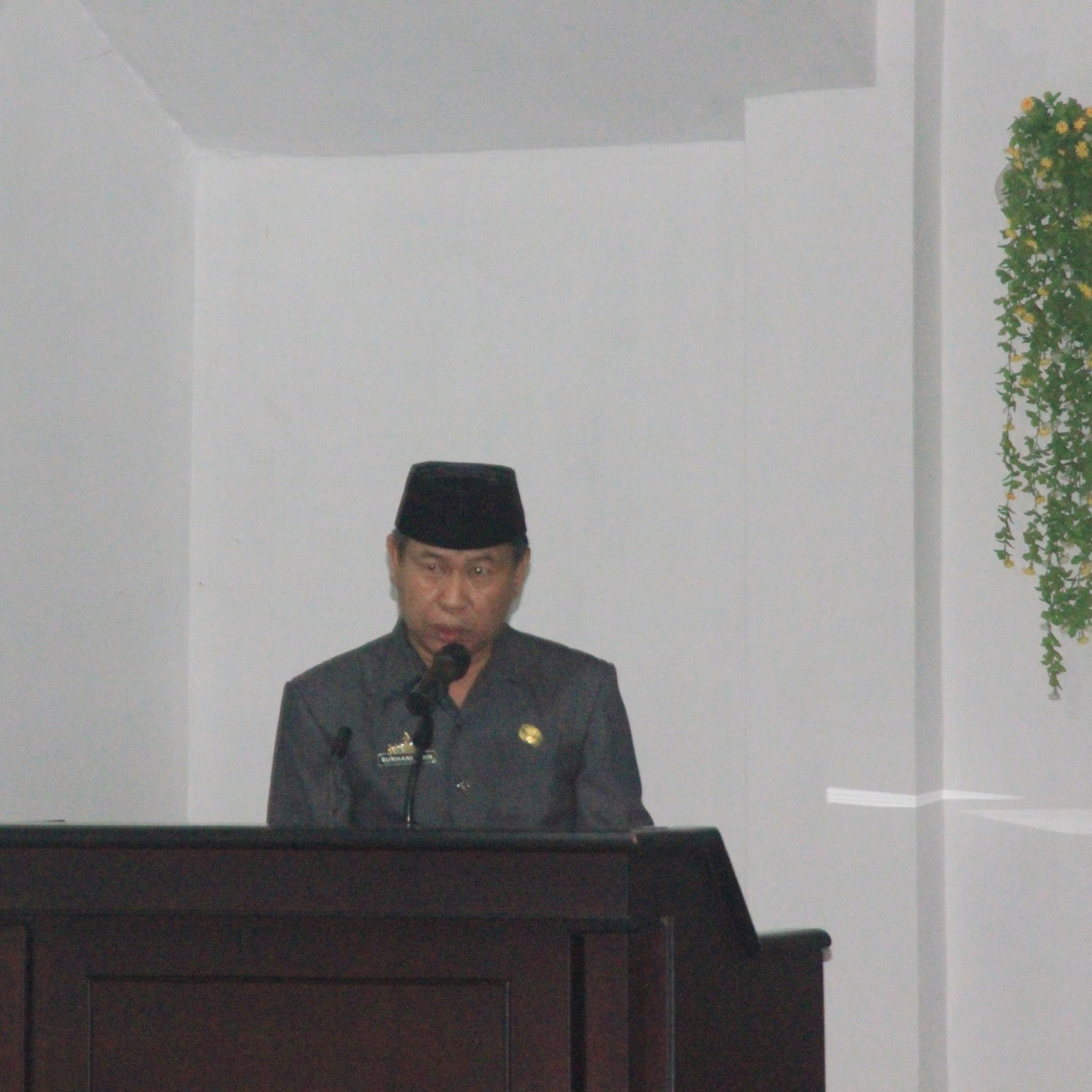 Sekretaris Dewan (Sekwan) DPRD Lampung Selatan Burhanuddin membacakan surat masuk dan surat keluar pada saat Rapat Paripurna Penyampaian LKPJ Bupati Tahun Anggaran 2015, Kamis (12/5)